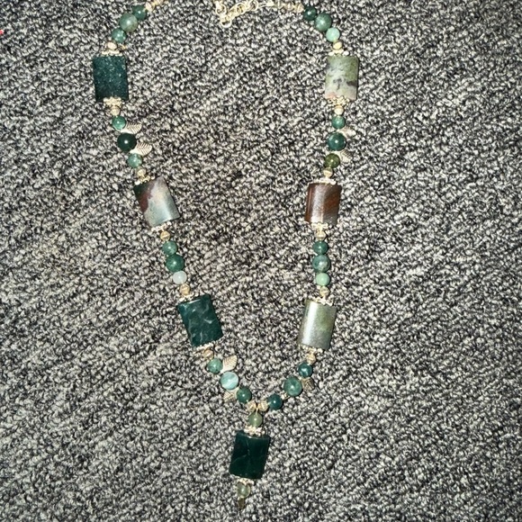 Jewelry - Gorgeous Vintage Elegant Green Agate Stone Necklace